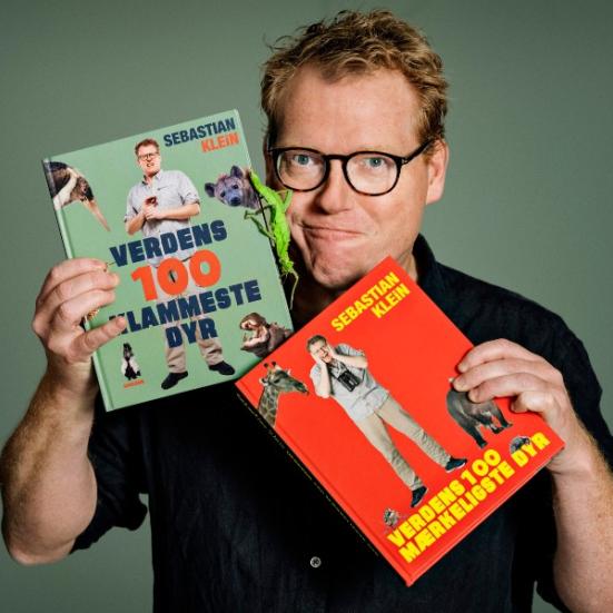 Foto af Jesper Klein med bøger