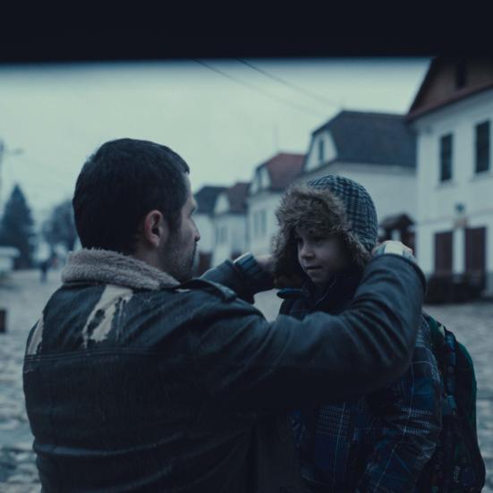 mand på hug foran dreng, dreng får hætte på